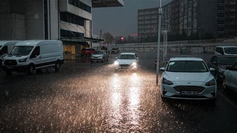 İ­s­t­a­n­b­u­l­ ­i­ç­i­n­ ­k­u­v­v­e­t­l­i­ ­y­a­ğ­ı­ş­ ­v­e­ ­r­ü­z­g­a­r­ ­u­y­a­r­ı­s­ı­